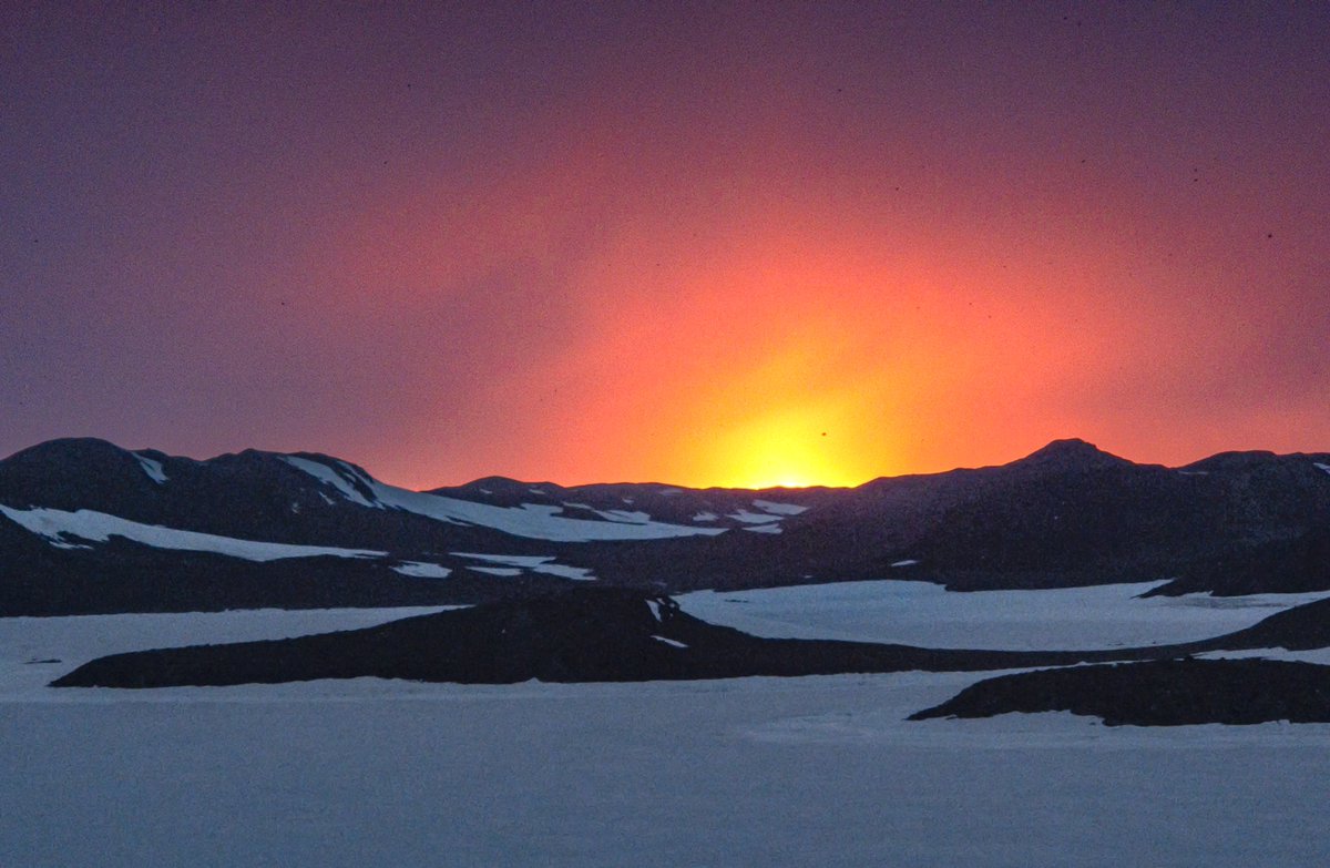 The sun has set on our Antarctic season. A challenging and rewarding two months researching Denman Glacier. We leave with lots of samples to work on in the lab over the coming year! Follow @jacinda_oc @palaeoport @LevanTielidze for updates!