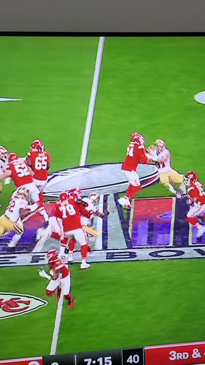 AsianKfed's tweet photo. Nice holding to avoid the sack on 3rd down to extend the KC drive #fulltimerefs #SuperBowl https://t.co/yyctTc7kGL