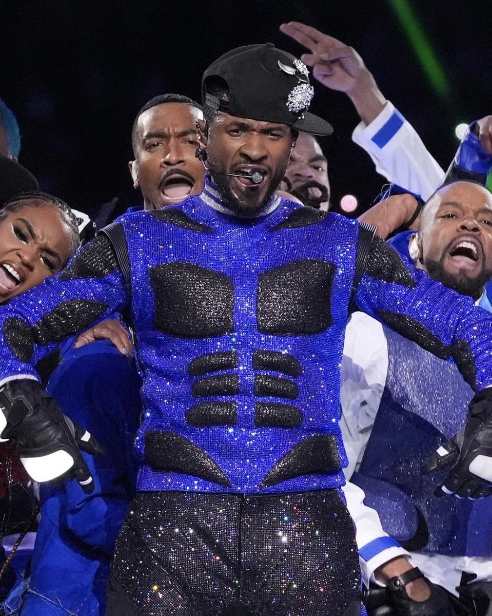 4ngelVazquez's tweet photo. El segundo look de #Usher  en el #Halftime del #SuperBowl es de @OffWht https://t.co/Gl6CbJRm8A