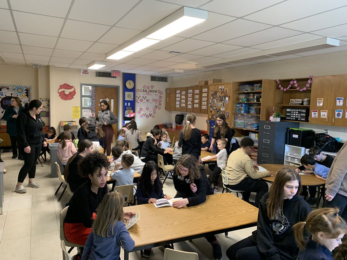 Friday marked our first Reading/Tech Buddies visit with our friends in Kindergarten! ❤️🤩 Such a wonderful morning meeting our new friends! 🥰