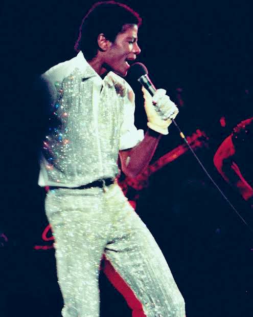 Can you feel it? 😏 

Love to see #Usher paying homage to Michael Jackson in multiple ways at the #SuperBowl 🙌🔥