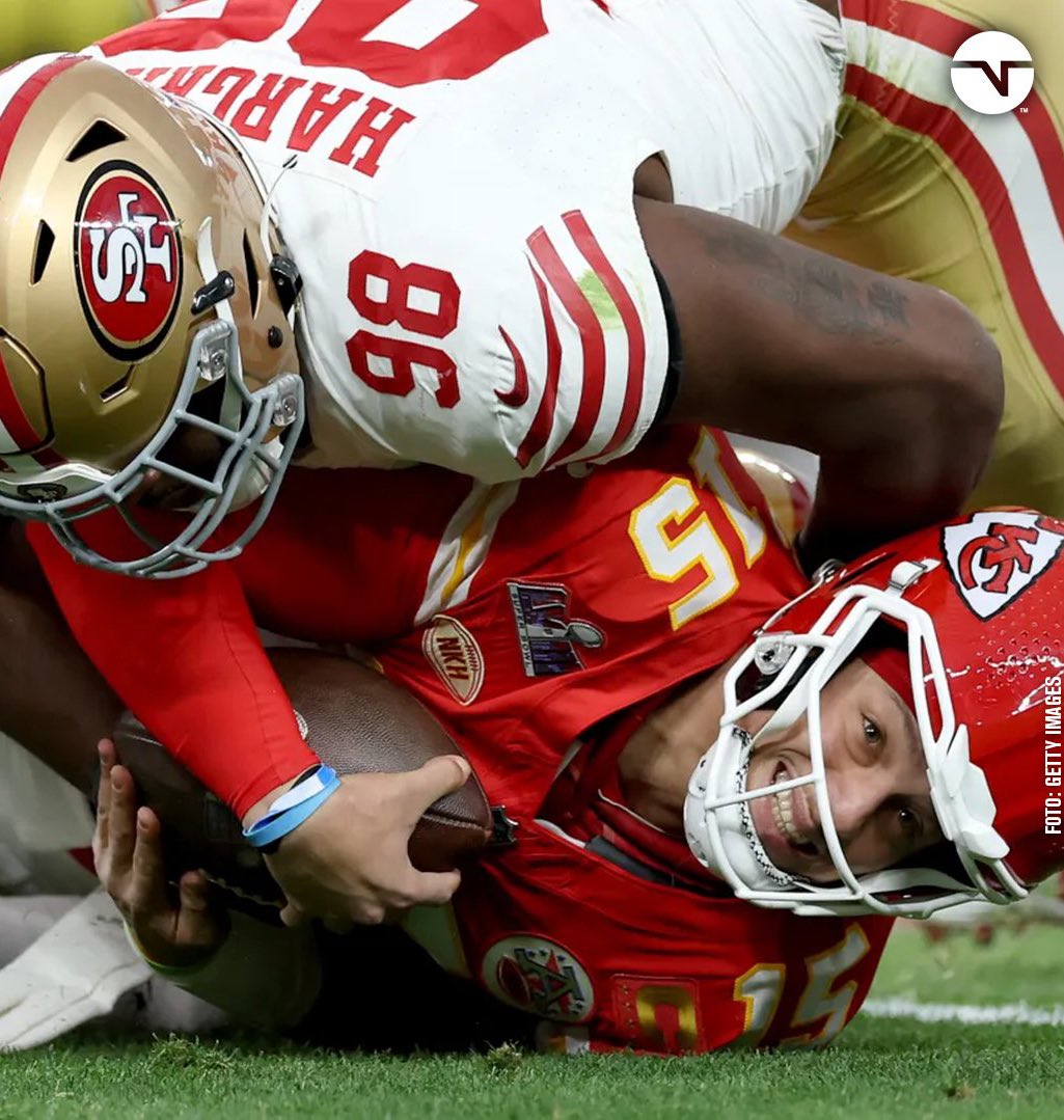 SoySimpsonito's tweet photo. Mira el miedo en sus ojos, el temblor en su cara. Es un niño en un juego de hombres.
#Superbowl #Chiefs  #49ers https://t.co/EQQwTOBAVn