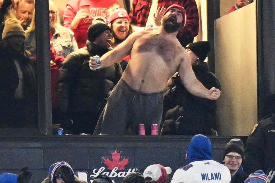 BachelorBroseph's tweet photo. “We’ve got a streaker on the field.”

The streaker:

#SuperBowl https://t.co/4qGr6092ep