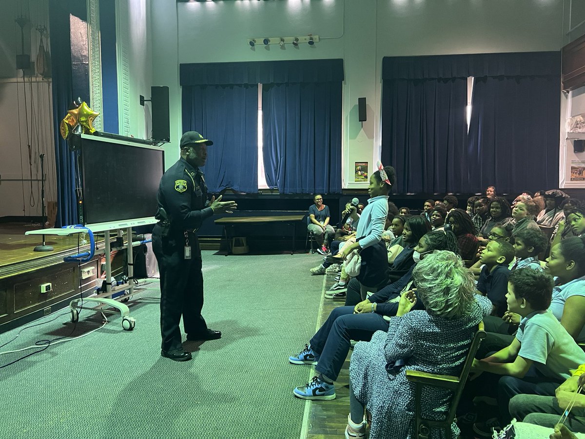 alholmes_dpscd's tweet photo. Thank you Chief Jackson for taking time out to connect with our scholars. https://t.co/MBBZhdx7SJ
