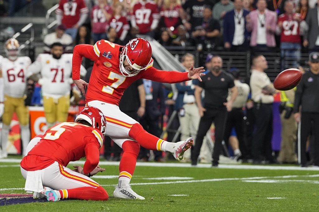 ATLNewsFirst's tweet photo. A NEW RECORD 🏈 Chiefs kicker and former Georgia Tech Yellow Jacket Harrison Butker hit a 57-yard field goal in the second half of the Super Bowl. The 49ers' Jake Moody held the Super Bowl record for just a quarter. https://t.co/KDrwntlBPj https://t.co/CY3QLhAgFP