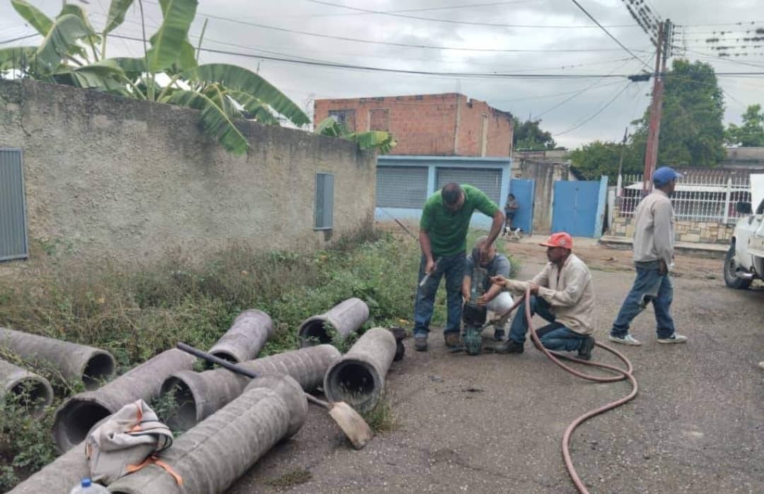 #11deFebrero Continúan los trabajos de Sustitución de 160 metros de colector de aguas servidas de 10', en la calle Cecilio Acosta del sector pueblo nuevo en Magdaleno.

#seguimosvenciendo