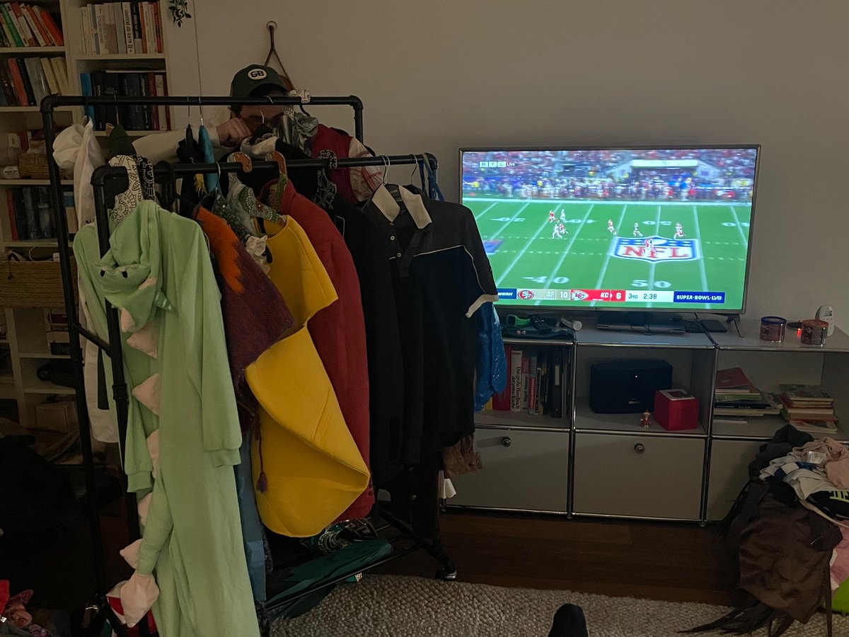 TeddyPastel's tweet photo. Kansas Alaaf! Los ihr Jecken, d‘r Cup kütt!! Was soll unser Rosenmontagskostüm für gleich um 11.11 Uhr sein? #rtlnfl #SuperBowl2024 https://t.co/PQh4ZkYBM5