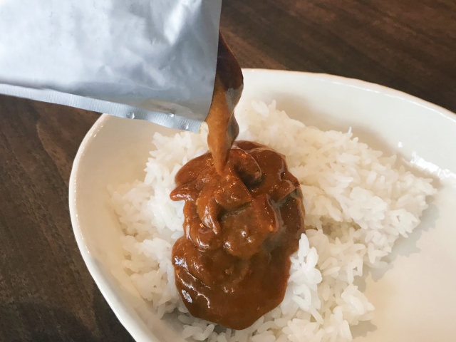 2月12日は、レトルトカレーの日✨
1968年の今日、日本初のレトルトカレーが発売されたことを記念し制定されました。
「レトルト」とは、オランダ語で「蒸留窯」を意味する言葉。釜を使って高温・高圧で殺菌された食品をレトルト食品と呼ぶようになりました。

ランチは、レトルト！楽しちゃいます😋🍛