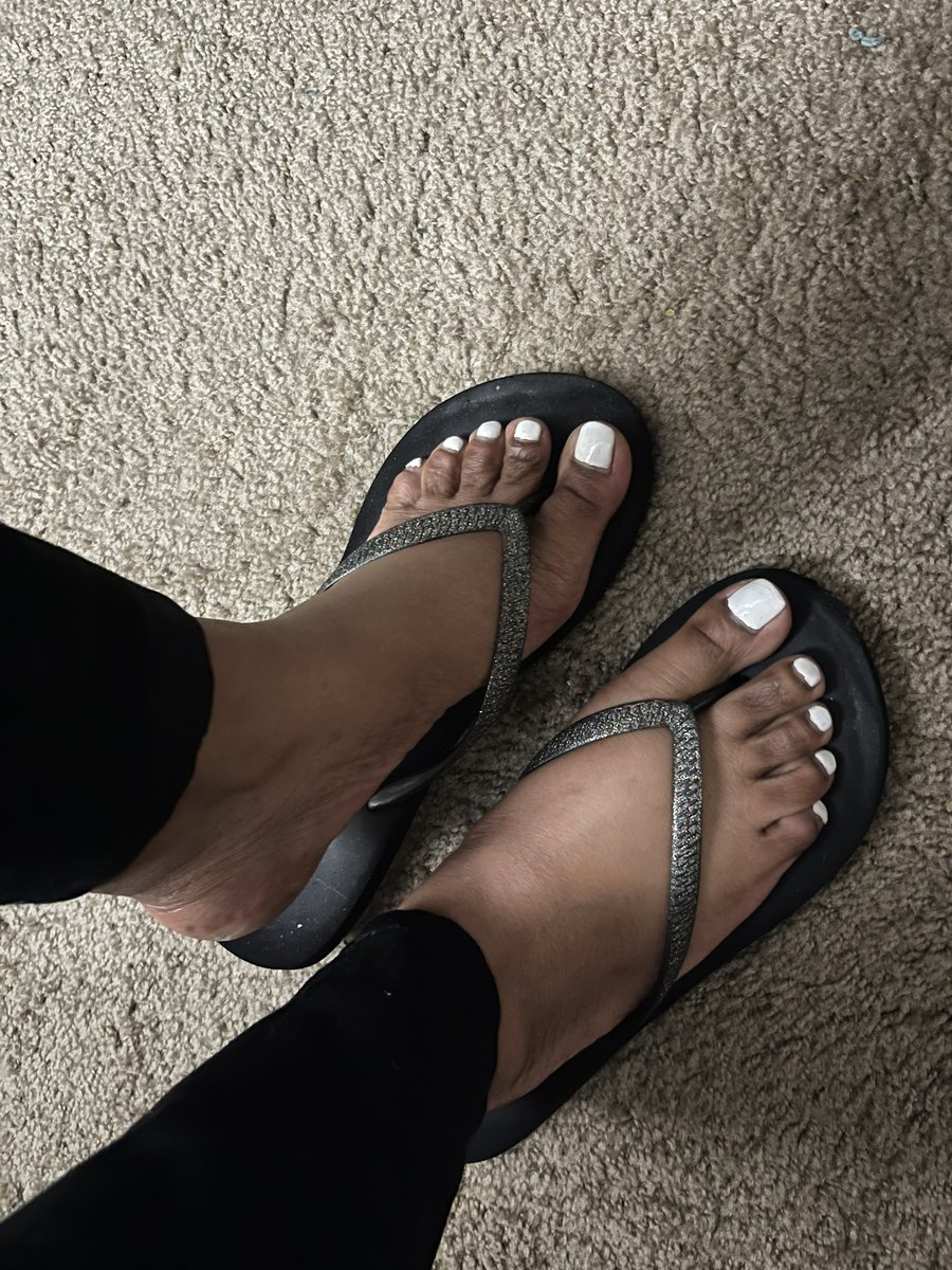 DzToes's tweet photo. It’s almost that time..I miss wearing my flops outside. Someone come get this snow so my toes can be free #flipsflops #cutetoes #feetworshi̇p #feetcommunity https://t.co/bmRvlEQdCb