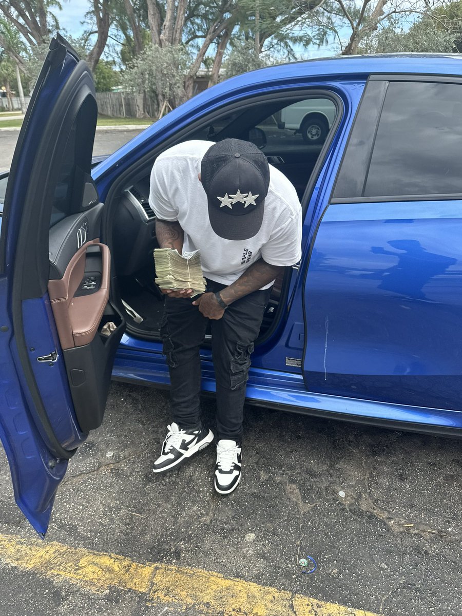 tray_50k's tweet photo. Money feen Ian gone Neva stop chasing it https://t.co/ihWrXUKiys