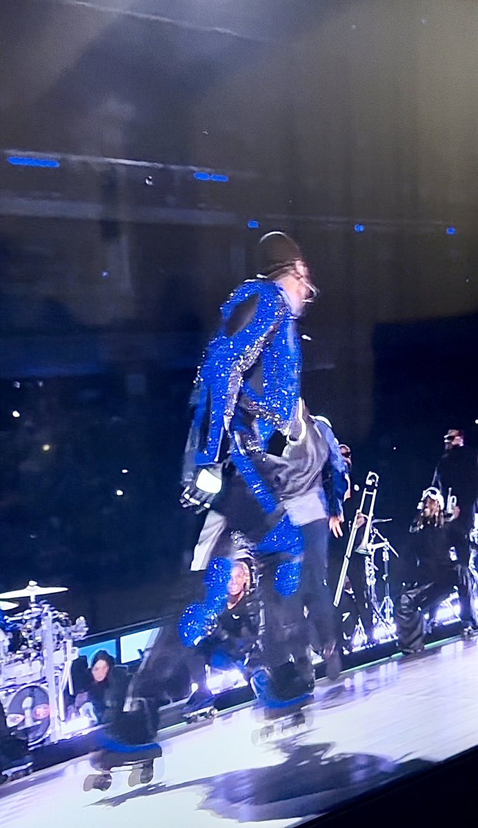 Deeicon's tweet photo. I don’t know about you but that halftime show made me dance and sing! Gave me the FEELS! Nostalgia! Hits after hits! #ushersuperbowl #UsherBowl #usher #HalftimeShow https://t.co/Z3MNjq3aTq
