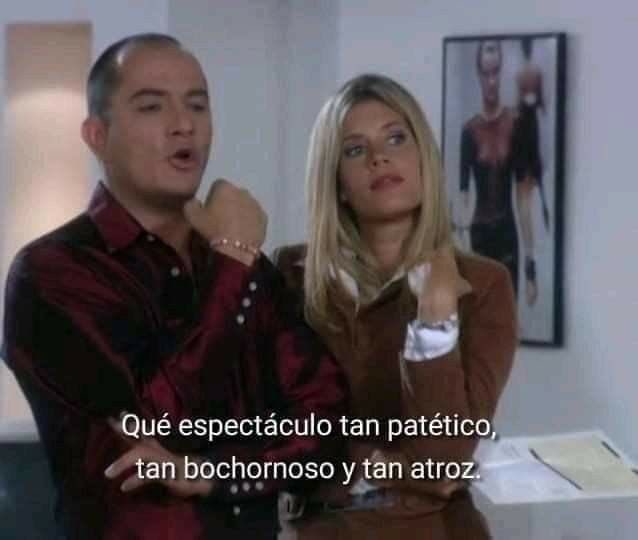 natinat1327's tweet photo. RCN es su propio enemigo con ese primer capítulo de #lacasadelosfamosos pero me he podido reír de lo mal organizado, se escucharon todas las conversaciones que no debían, los micrófonos no suenan, Carla Giraldo tomando agua, no podían abrir la casa, todos enredados hasta el jefe. https://t.co/ZECDAyk38Y