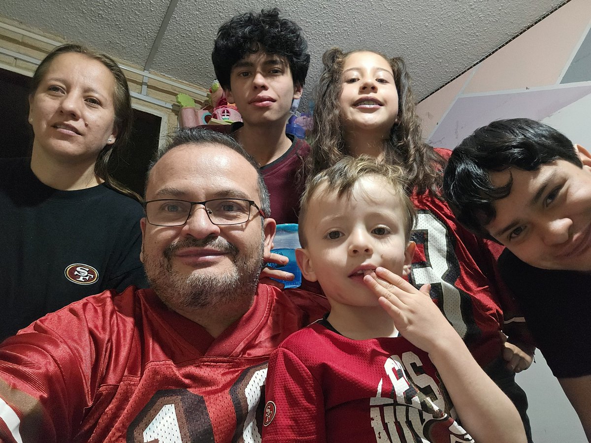 equevedo1972's tweet photo. #MiRazonEs ver el partido en familia https://t.co/QOHpmr8B69
