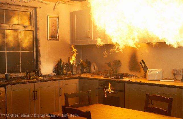 AMCinHogtown's tweet photo. @PierrePoilievre #JeffAss is real worried abt whatever's being investigated over at the Star. Their not done with him yet -- First, was PP's irrational reaction to a normal media inquiry. Now he's whining abt getting fact checked.
Don't go near the kitchen, Jeff. #PierrePoilievreIsPathetic https://t.co/gcw3kXlrMo