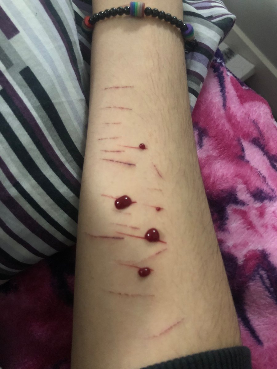 strawbrryrexic's tweet photo. baby cuts <3 https://t.co/x2nNzDIvyH