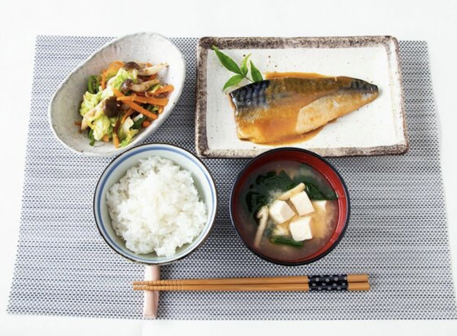 happy847004's tweet photo. おかんです♪
間食を食べ過ぎて太った方は
（昔の私やん😅）
栄養不足が原因の事が多い。
菓子パンやラーメンなど
適当な食事で済ませ
身体（脳）が栄養を欲してるのに気づかず甘いもんを
パクリ😂
まず食事内容を見直す事から。
お米.具沢山の汁物.肉や魚を
食べることから始めましょう。
#ダイエット https://t.co/mE139POsr1