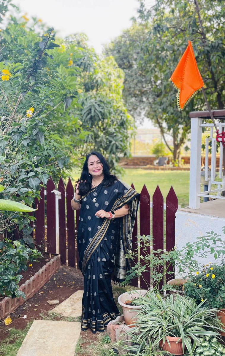 ShefVaidya's tweet image. #sareeswag I love Sambalpuri #ikat sarees from #Odisha for their very fine, almost calligraphic ikat work, where threads are tied and dyed as per the desired pattern before they are woven. This is a #rudraksha motif #sambalpuri that has been in my wardrobe for more than a decade