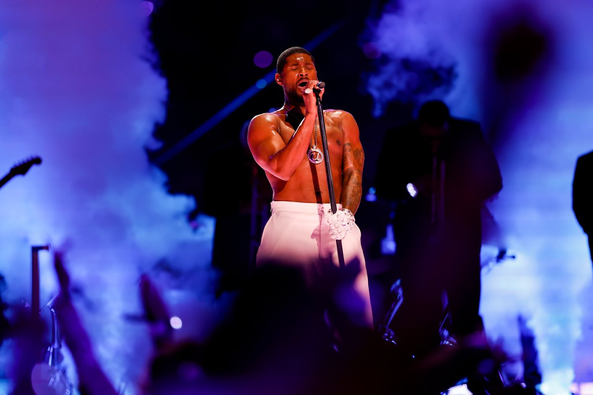 NFL's tweet image. What a show! @Usher #AppleMusicHalftime 

@RocNation | @AppleMusic