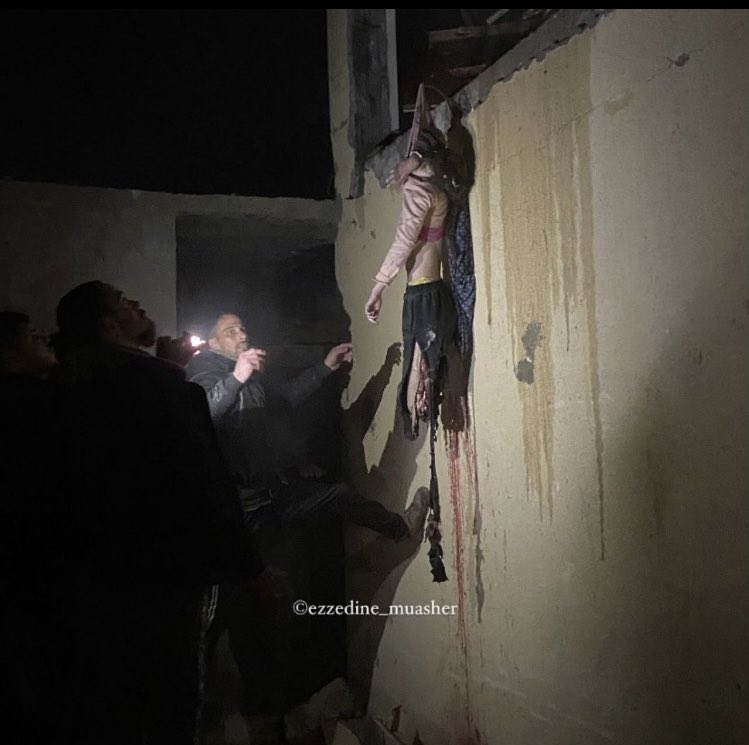 rashdi_k's tweet image. A little girl with her body torn apart and pinned to the wall.This picture is enough to move the whole world.Stop the ugliness of the occupation and stop the criminal American military supplies.Our people in #Gaza are dying every moment
 #Rafah_under_attack 
#رفح_تحت_القصف #Gaza