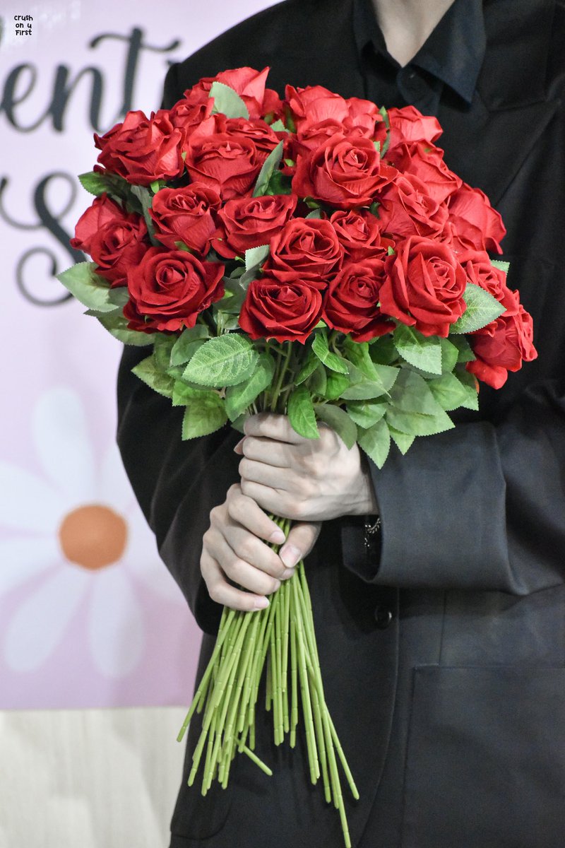 crushonyoufirst's tweet image. วาเลนไทน์ปีนี้ไม่เหงา เพราะมี @firstfh5 💐

#1stVDayFanSign #First_Chalongrat