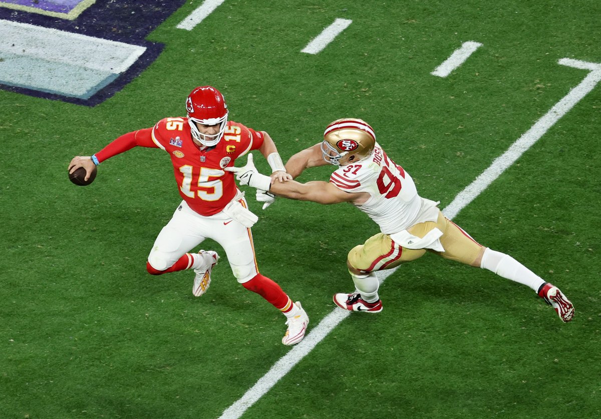 elsolde_mexico's tweet photo. @Chiefs 🤯🏟️ Todo parecía que en esta #ofensiva #Kansas podría conseguir sacar ventaja en el marcador, pero la #defensiva de #SanFrancisco los contuvo bien y se tuvieron que conformar con un gol de campo, el marcador está empatado 16-16. 

📷 Reuters https://t.co/o1v2sqCyO2