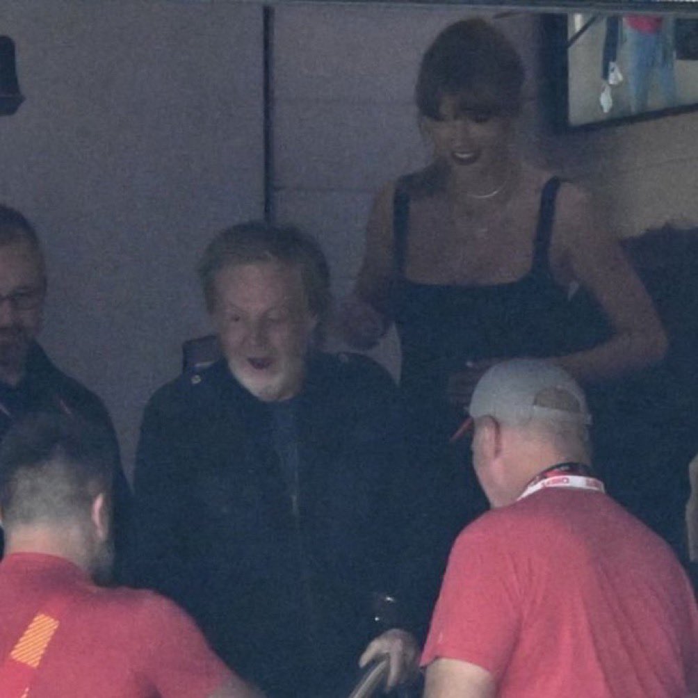 swiftuniversebr's tweet photo. — Taylor Swift com Paul McCartney, Shaquille O'Neal e Lana Del Rey durante o #SuperBowl2024 https://t.co/aB61JutpJn