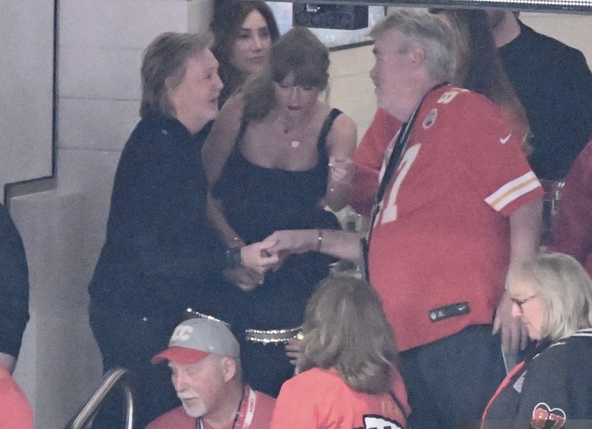 tswifterastour's tweet photo. 🚨| Paul McCartney meeting Travis Kelce's father, Ed Kelce, with Taylor Swift at the Super Bowl! #SuperBowl2024 https://t.co/CQ8t0lJkJs