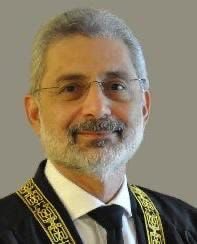 پاکستان کی تاریخ کا یہ پہلا چیف جسٹس ہے جس کے پی ٹی آئی سے بلے کا نشان چھیننے کے فیصلے کے خلاف بولنے اور لکھنے والوں کو ایف آئی اے کے ذریعے نوٹس بھجوائے گئے تھے ۔ بائیس کڑور عوام نے اپنے ووٹ سے اس فیصلے توہین کردی ۔ اب لگاؤ اس قوم پر توہین عدالت ، پکڑو انہیں سائبر کرائم میں