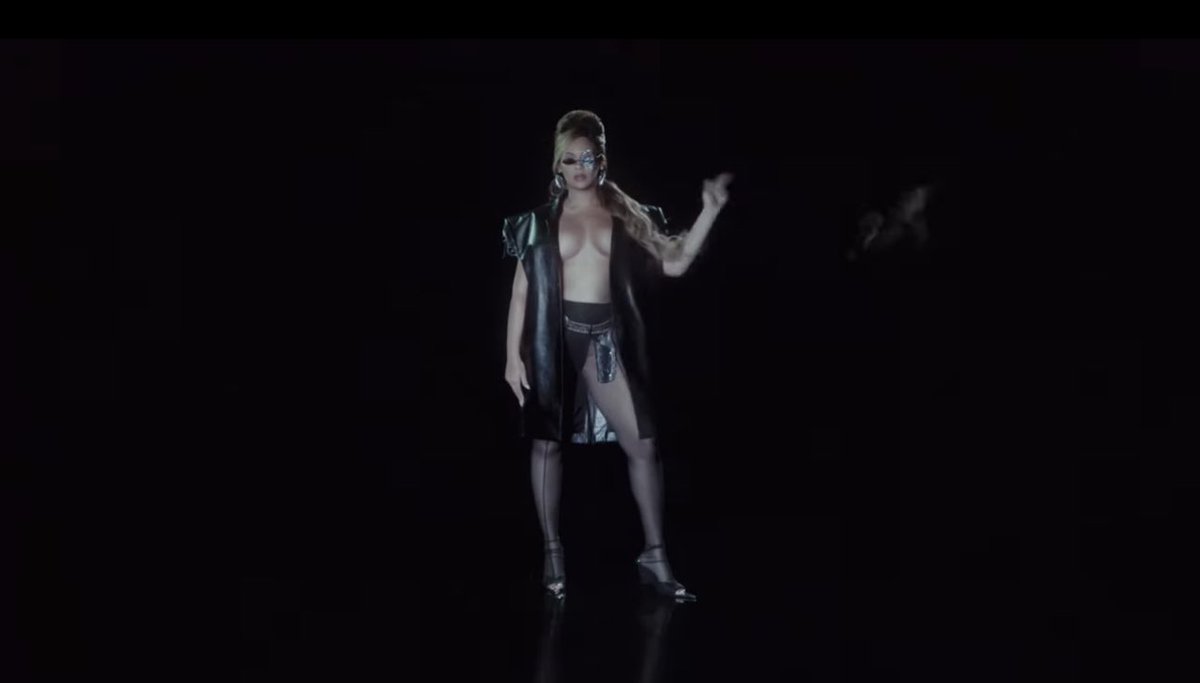 Beyonce dropping during the Super Bowl?! A country albummmmmm?!