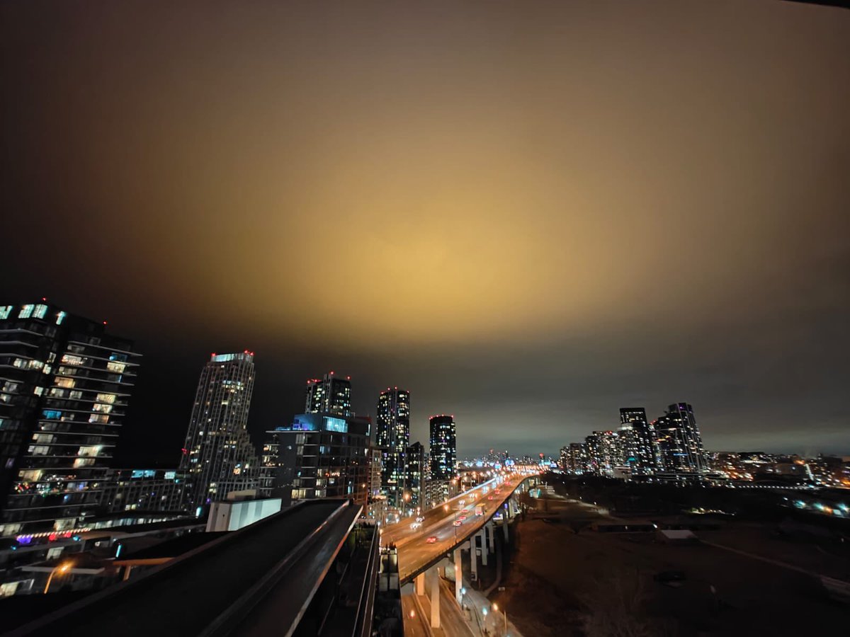 iampratyada's tweet image. What’s exactly this ORANGE SKY tonight ? #Toronto #blogTO #torontosky #canada