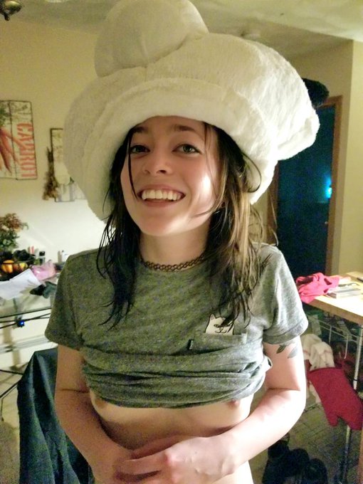 19 year old Riley about to upload a video to pornhub thinking nobody will ever see it. circa 2019 https://t