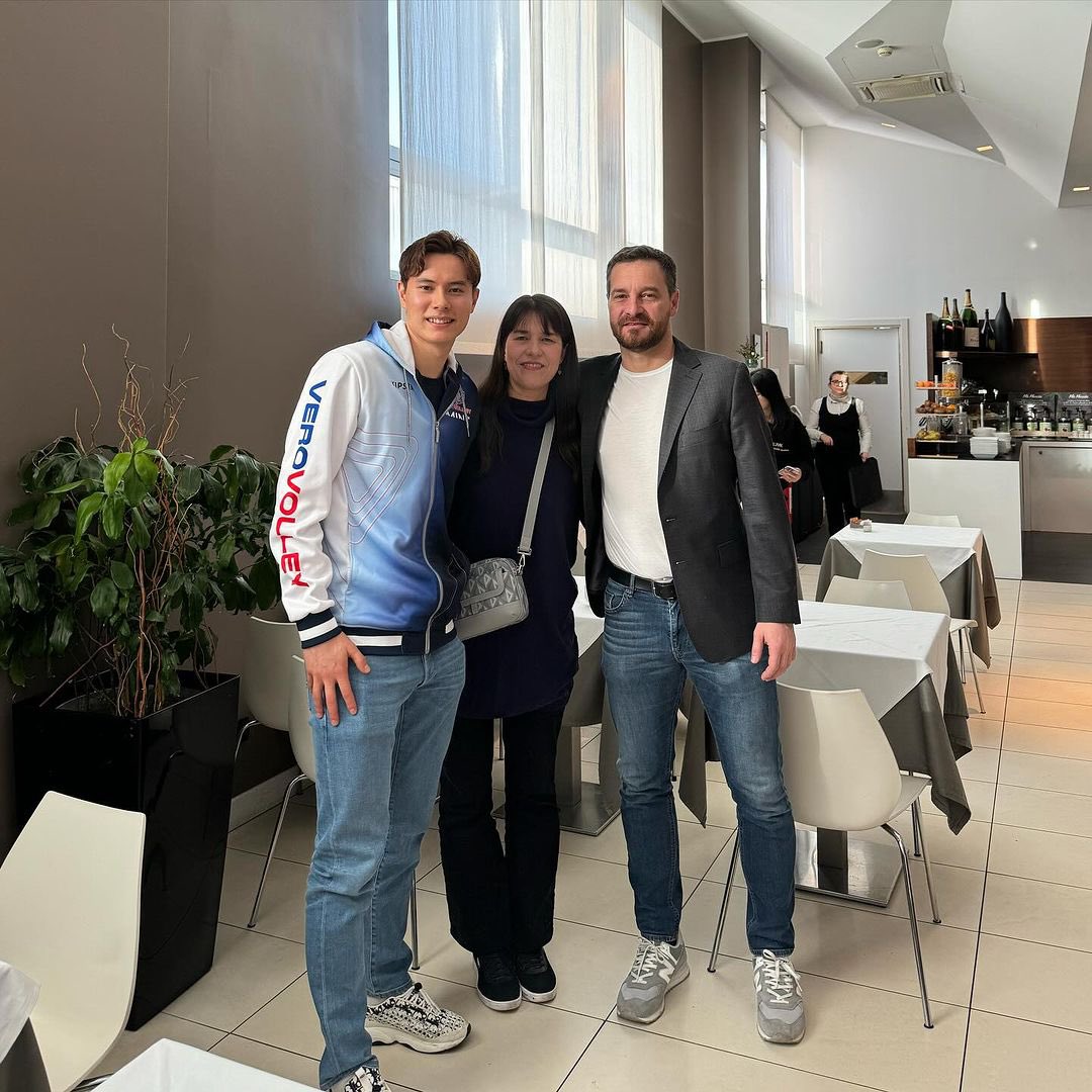 synchren's tweet photo. Ran's mom is in Italy 🥺 https://t.co/ueE96R1xVt
