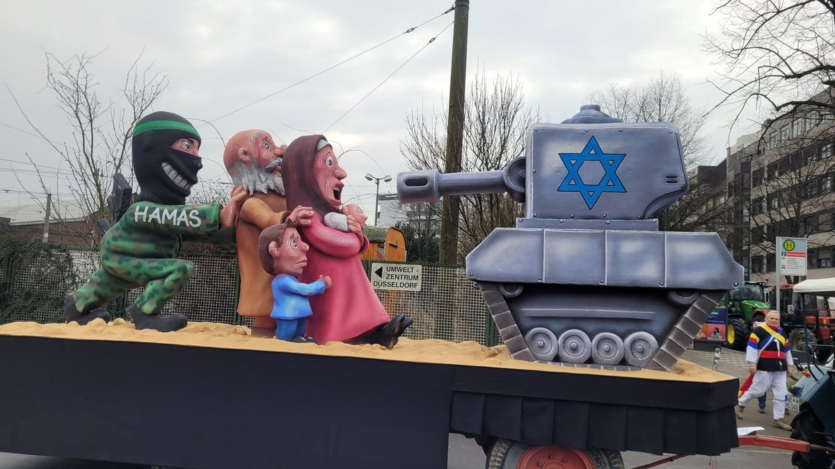 Nr. 10: Ein Wagen zum Krieg in Nahost darf bei Tilly nicht fehlen! Israel und die Hamas kämen beide auf dem Wagen nicht gut weg, betont Tilly. Die Hamas schiebt die eigene Bevölkerung als Schutzschilde vor. Gleichzeitig nehme Israel in seinem militärischen Kampf wenig Rücksicht.