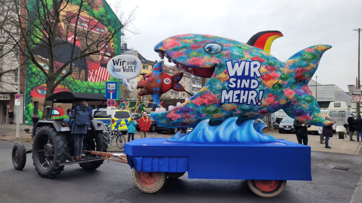 Nr. 7: Seit vielen Jahren würden die AfD und andere rechte Gruppen für sich proklamieren: „Wir sind das Volk“, zeigt Tilly mit diesem Wagen. Doch die vielen Demos der vergangenen Wochen gg Rechtsextremismus hätten eben genau das Gegenteil gezeigt, so Tilly.