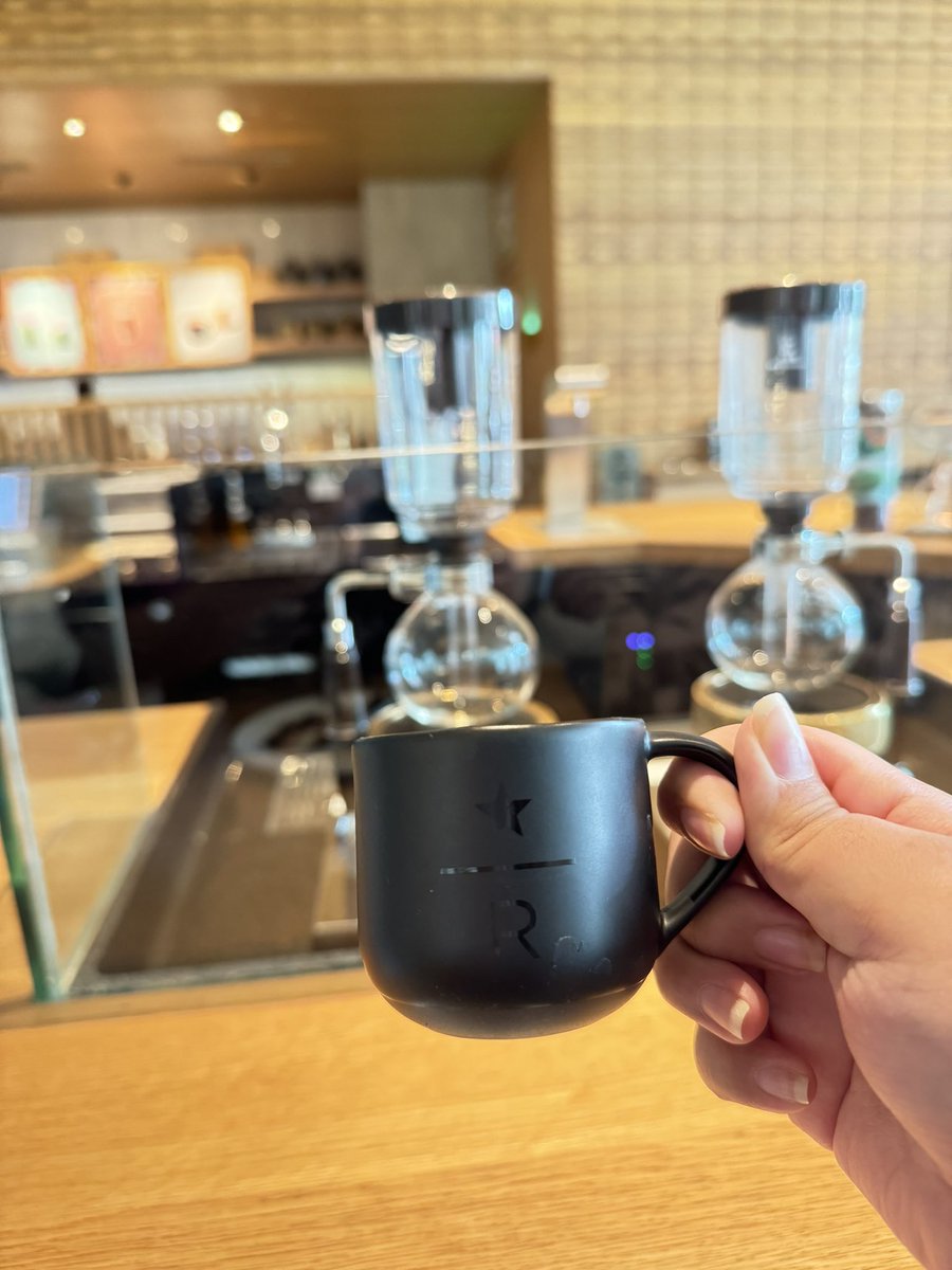 anamrieapl's tweet photo. Hindi ko alam kung matutuwa ako na kilala na kami ng mga barista sa Starbucks Reserve sa Ayala Mall Manila Bay kasi madalas daw kami dito. 

Binibigyan na nila kami ng free coffee shot pag may natitira sa mga orders ng coffee sa Reserve para matikman namin for future order ref 😂 https://t.co/fdnKeMlIjD