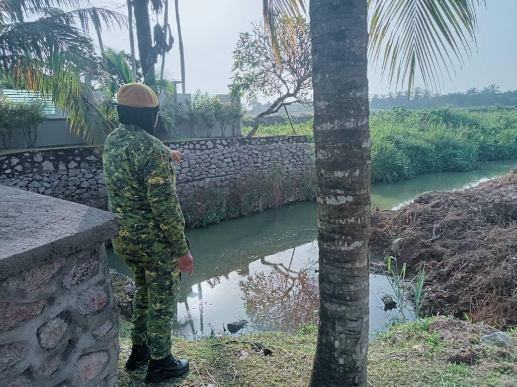 RelaKluang's tweet photo. RONDAAN KESELAMATAN DAN PEMANTAUAN BENCANA SEMASA MONSUN TIMUR LAUT (MTL)

Tarikh : 11 Februari  2024
Tempat : Sekitar Sungai-sungai di Daerah Kluang

@KDNPUTRAJAYA @relamalaysia @yahyakgc @RELA_Johor @abdaziz_sidi

#RELASiapsiaga
#SetiaBerbakti https://t.co/Y7wI7HyfVu