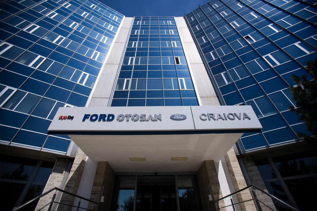 eozpeynirci's tweet photo. Hepimiz için bir ilk‼️

Yarın 11,1 milyar dolarlık değeriyle dünyanın en büyük 30. otomotiv üreticisi olan Ford Otosan'ın Romanya'da satın aldığı Croiva fabrikasını ziyaret edeceğiz.

Otomotivde ilk kez bir Türk ana sanayi şirketi yurtdışında fabrika satın alırken, biz Türk gazeteciler de ilk kez buna yerinde şahitlik edeceğiz.

Hatırlatmak gerekirse Kocaeli fabrikalarının (Gölcük-Yeniköy) kapasitesini 2 milyar Euro'luk yatırımla 650 bin adede çıkaran ama yine de sığamayan Ford Otosan, Romanya'da satın aldığı fabrikayla birlikte 900 bin adetlik üretime ulaşacak.

Tamamen Türk mühendisleri tarafından geliştirilen yeni nesil Courier ve Puma'nın üretildiği fabrikada yıl sonunda bu modellerin elektrikli versiyonları da devreye girecek.