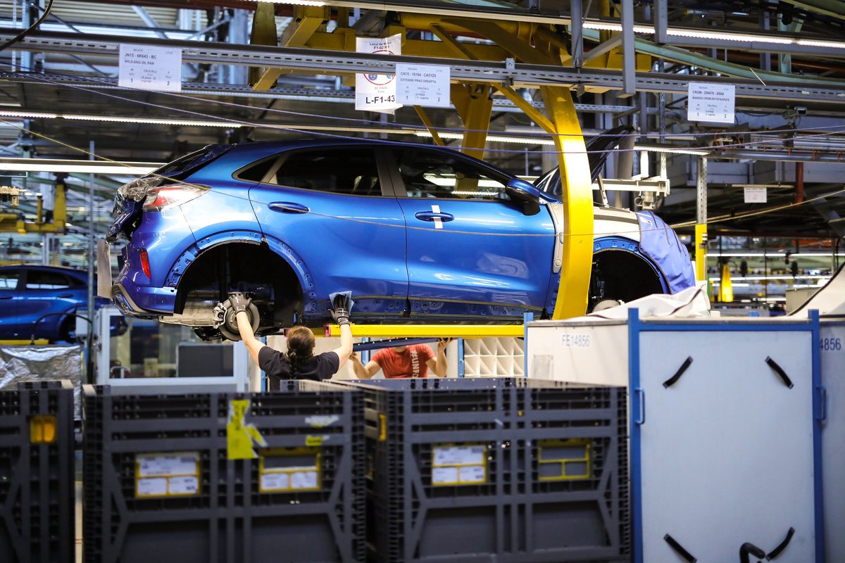 eozpeynirci's tweet photo. Hepimiz için bir ilk‼️

Yarın 11,1 milyar dolarlık değeriyle dünyanın en büyük 30. otomotiv üreticisi olan Ford Otosan'ın Romanya'da satın aldığı Croiva fabrikasını ziyaret edeceğiz.

Otomotivde ilk kez bir Türk ana sanayi şirketi yurtdışında fabrika satın alırken, biz Türk gazeteciler de ilk kez buna yerinde şahitlik edeceğiz.

Hatırlatmak gerekirse Kocaeli fabrikalarının (Gölcük-Yeniköy) kapasitesini 2 milyar Euro'luk yatırımla 650 bin adede çıkaran ama yine de sığamayan Ford Otosan, Romanya'da satın aldığı fabrikayla birlikte 900 bin adetlik üretime ulaşacak.

Tamamen Türk mühendisleri tarafından geliştirilen yeni nesil Courier ve Puma'nın üretildiği fabrikada yıl sonunda bu modellerin elektrikli versiyonları da devreye girecek.