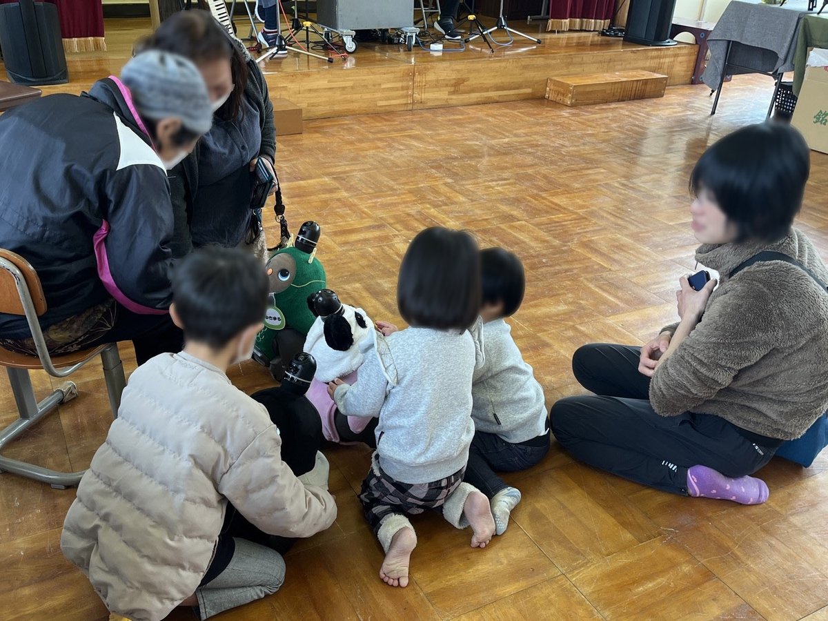ma_ho_3's tweet photo. 昨日の土山町のミハルカスにてLOVOT遊ぼう＆炊飯器の炊き比べイベントには沢山のご来場本当にありがとうございました。元々はLOVOTをお迎え頂いたカネヨ製茶 麗和園さんとLOVOTの良さを色んな方に体験してもらいたいですね～というところからスタートした企画でした。
https://t.co/FQBwByklLo https://t.co/UQjybXkqTu