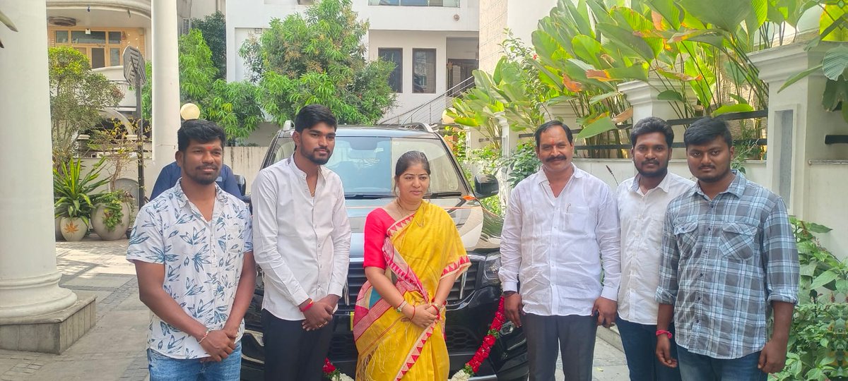 patnamsuneetha's tweet photo. Congratulations and All the best to Jal Palli Sudhakar Goud garu on his new vehicle! Appreciate his gesture to launch it with my hands.

Also met Tambaku Shekhar garu and Gowri Shankar garu of #Tandur at my residence today.

#Chevella https://t.co/cup0ohzGeI