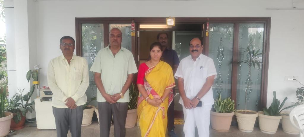patnamsuneetha's tweet photo. Congratulations and All the best to Jal Palli Sudhakar Goud garu on his new vehicle! Appreciate his gesture to launch it with my hands.

Also met Tambaku Shekhar garu and Gowri Shankar garu of #Tandur at my residence today.

#Chevella https://t.co/cup0ohzGeI