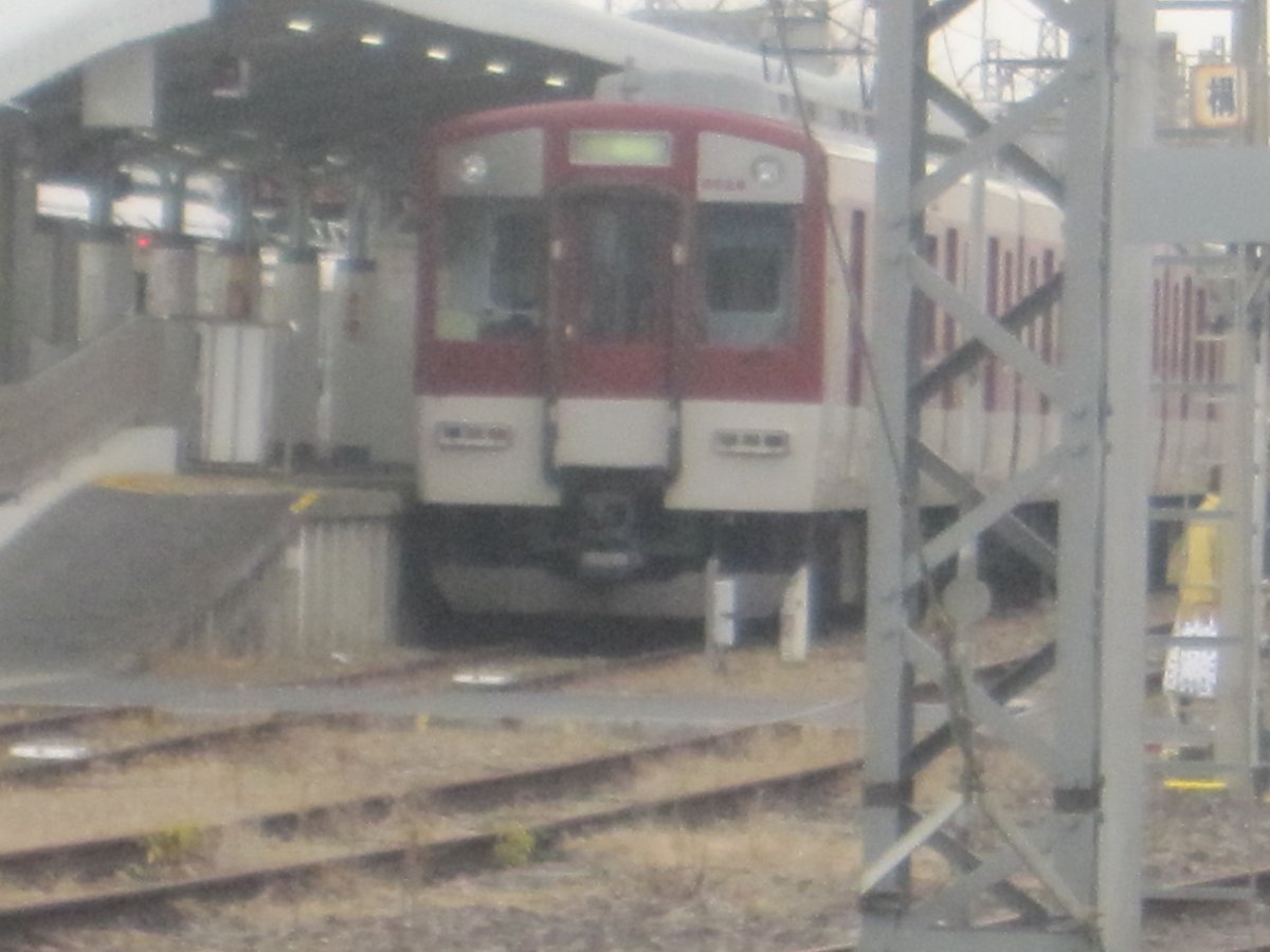 konan_krfc's tweet photo. 橿原神宮前駅0番乗り場のMT26です。この横の51番線で台車の交換を行い、狭軌区間の検測や五位堂入場に向かいます。距離が遠かったのかうまく取れなかったので地下通路付近でも撮影しました。
続きます。
#MT26
#橿原神宮前駅 https://t.co/SPeSbqEahi