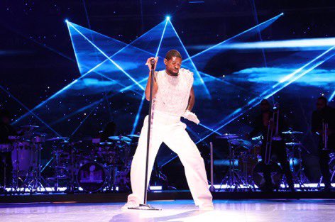sergioopina_'s tweet photo. Anoche, Usher probó su valía como intérprete y bailarín disciplinado y orquestó uno de los espectáculos de medio tiempo más esforzadamente coreográficos de la historia de la Super Bowl.

A falta de un cierre épico, propició un homenaje memorable hacia la idiosincrasia escénica del R&B contemporáneo entre reminiscencias de Michael Jackson y, por supuesto, evocaciones hacia la primera década del 2000.

Tras 30 años de trayectoria, ejecutó el Halftime Show más digno desde la alianza entre Shakira y Jennifer Lopez.