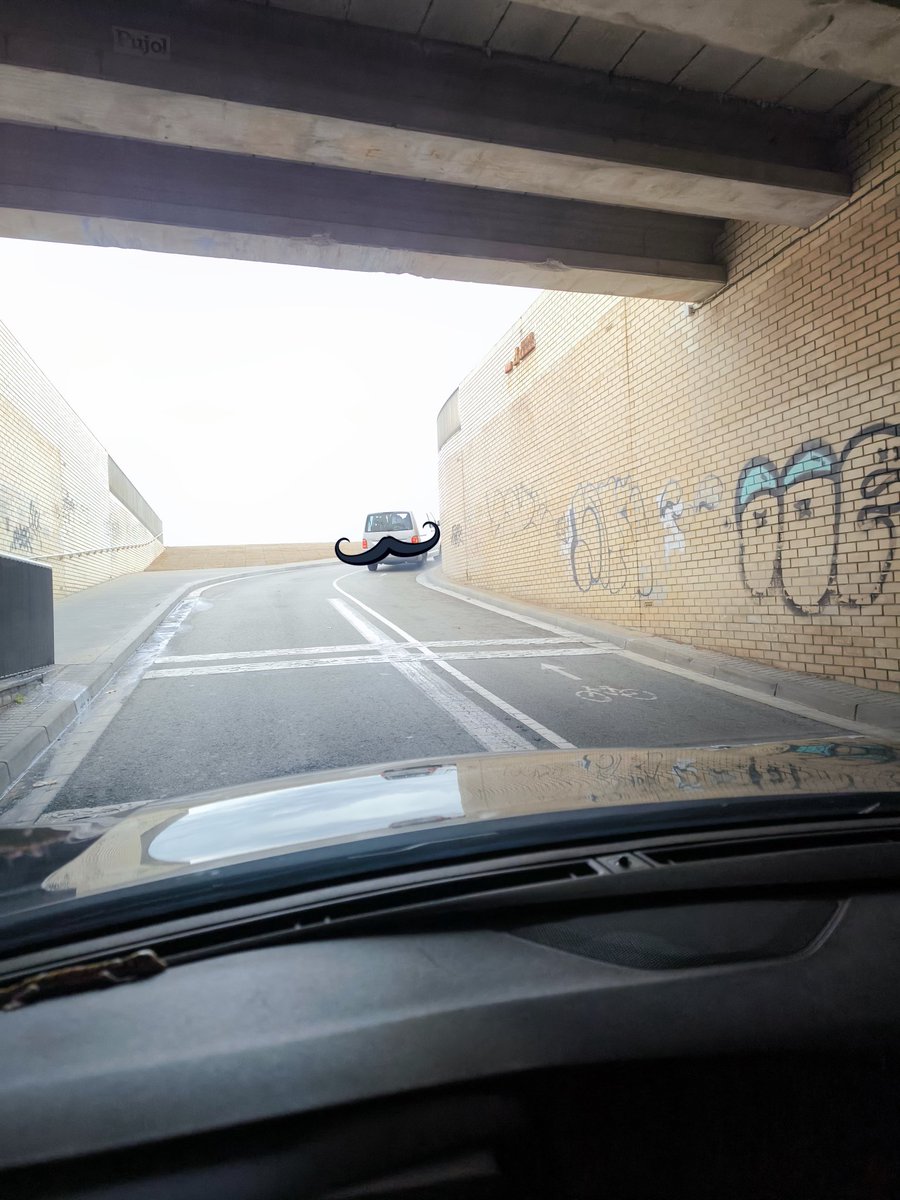 5 vehicles seguits circulant per carril bici. Seria necessari més indicacions tenint en compte que la gent és incapaç de veure les indicacions al l'asfalt... En aquesta curva no hi ha visibilitat i podria passar una desgracia per no respectar les senyalitzacions.