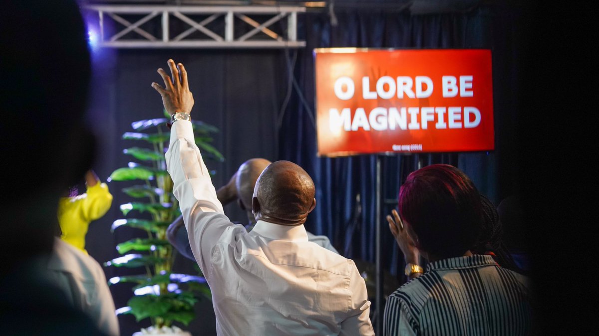 CFCAbuja's tweet photo. Faithful God, be magnified in our lives.

Only you can do what no man can do.

#PastorAromeTokula
#VisionCasting 
#CFCAbuja
#LoveIsKing https://t.co/p25fhsbEr8