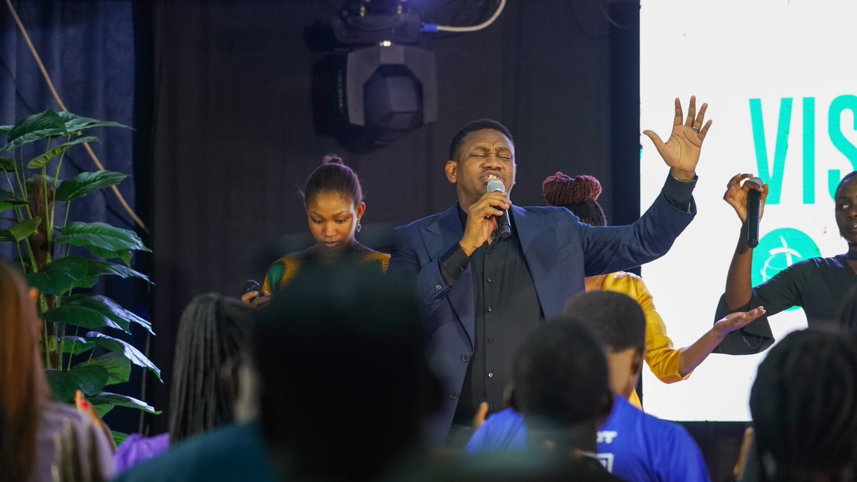 CFCAbuja's tweet photo. Faithful God, be magnified in our lives.

Only you can do what no man can do.

#PastorAromeTokula
#VisionCasting 
#CFCAbuja
#LoveIsKing https://t.co/p25fhsbEr8