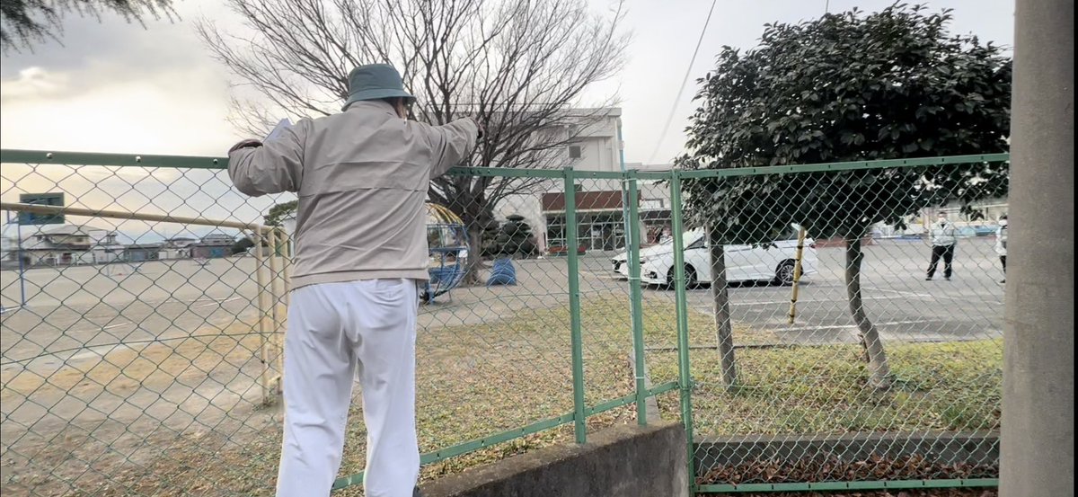 wyverns15611302's tweet photo. 小学校で避難訓練を実施しただけで、学校のフェンスをよじ登り、学校関係者に叫び散らす中核派。
フェンスによじ登り、フェンス越しで大きな鳴き声を発する姿はまるでゾンビの様でした。
嘸かし子供たちは、避難訓練をしただけで発狂する中核派の姿を見て、恐怖を抱いたと思います。
本来、マスコミが中核派による学校襲撃事案を報じるべきだが、調査取材を行ったのは私です。私が現地に赴いたお陰で、中核派による避難訓練への妨害の実態を公にする事ができました。避難訓練反対派がフェンスをよじ登った映像は、近日中に公開予定。

※子供たちをデモ隊から守る為にご支援よろしくお願い致します。
↓ ↓ ↓
みずほ銀行インターネット支店（支店番号560） 普通口座 4041130です。