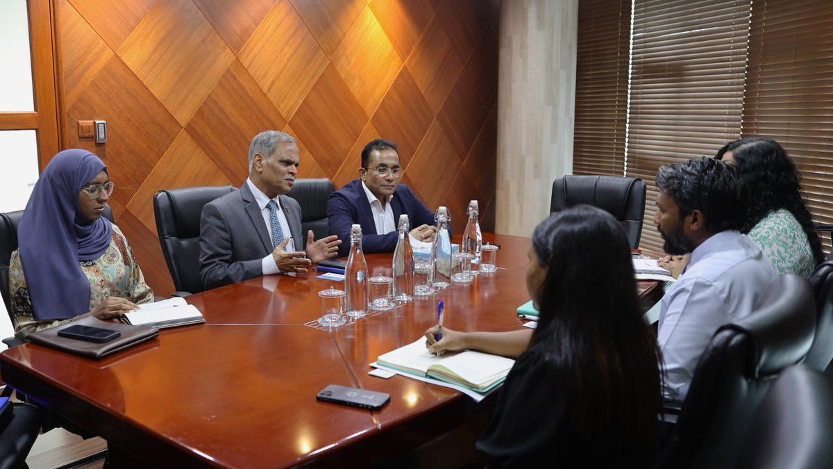 IOMSLandMV's tweet photo. Informative discussion with the State Minister of Tourism - Maldives @mvnazim emphasizing the significance of labour migration & migrant protection in the tourism industry.
#LabourMigration #MigrantProtection #SafeMigration #SDG https://t.co/kIGhQbbZC0