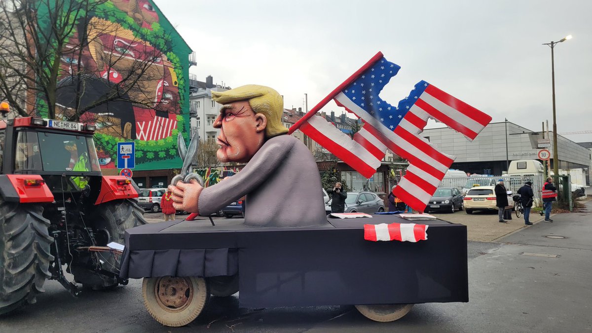 Nr. 9: Ein Wagen mit Blick über den großen Teich. US-Präsidentschaftswahlen stehen an und Donald Trump, einer von Tillys Lieblingsfiguren, droht wieder Präsident zu werden mit neuer Agenda. Er wird die Demokratie dort sehr stark beschädigen, befürchtet Tilly.