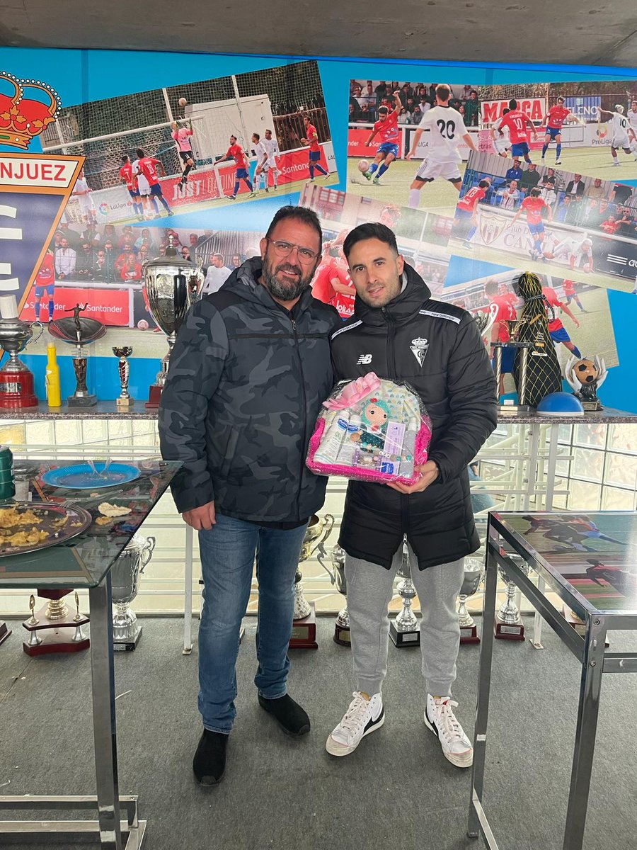 realaranjuez's tweet photo. La directiva del Club, a través de su presidente Javier de la Hoz, quiso tener en el día de ayer un detalle con nuestro jugador Chiki por su reciente paternidad. ¡Enhorabuena @Mel7Sergio !

#VamosAranjuez #OrgulloRibereño https://t.co/Qk8zoZf3Qn